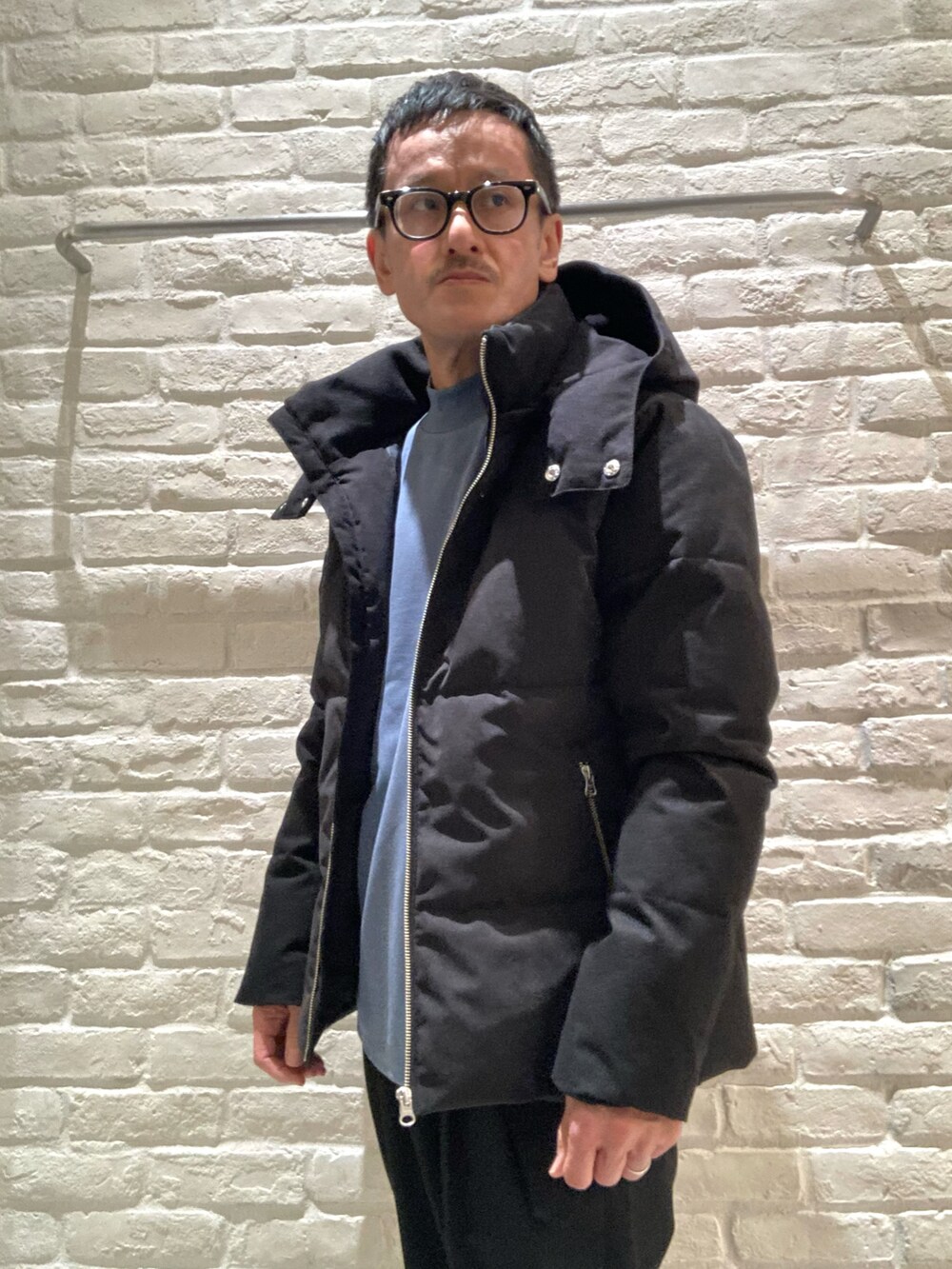 ブラック系のブルゾン、ブルー系のTシャツ/カットソーを着用したメンズの冬コーディネートの3枚目の写真