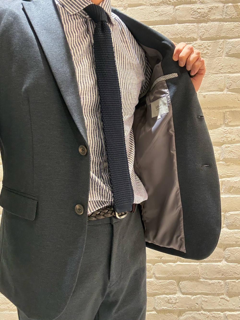 ブルー系のテーラードジャケット、ブルー系のシャツ/ブラウス、ブルー系のスラックスを着用したメンズの春コーディネートの3枚目の写真