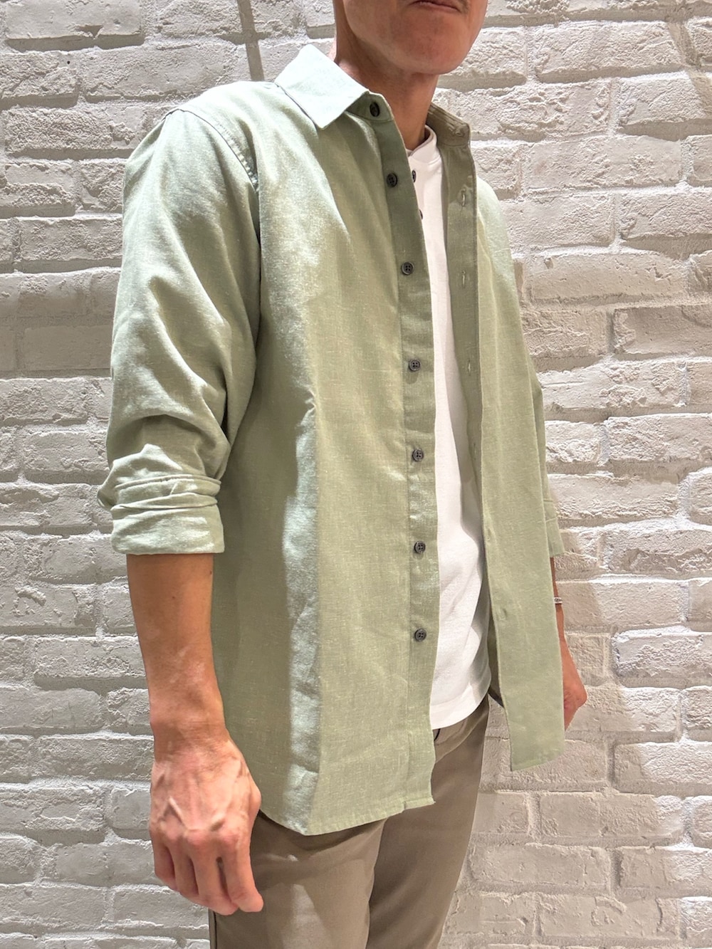 グリーン系のシャツ/ブラウス、ホワイト系のTシャツ/カットソー、ベージュ系のその他パンツを着用したメンズの夏コーディネートの2枚目の写真