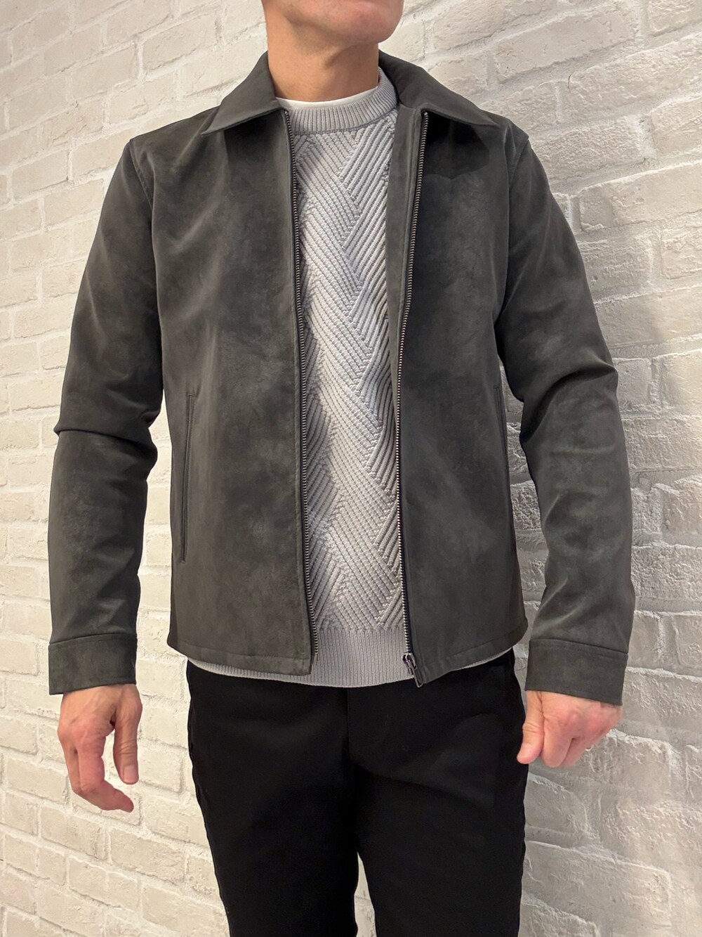 ブラック系のブルゾン、グレー系のニット/セーター、ブラック系のその他パンツを着用したメンズの冬コーディネートの3枚目の写真