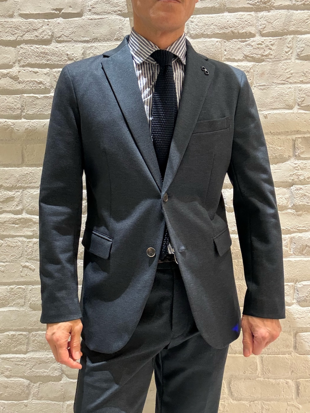 ブルー系のテーラードジャケット、ブルー系のシャツ/ブラウス、ブルー系のスラックスを着用したメンズの春コーディネートの2枚目の写真