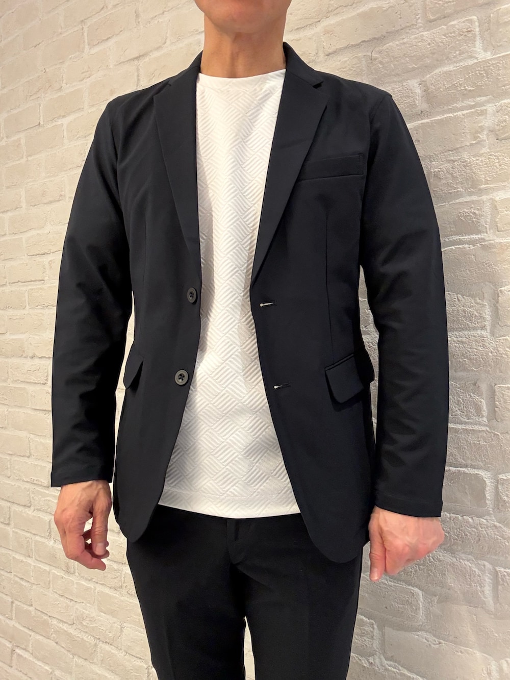 ブルー系のセットアップ、ブルー系のテーラードジャケット、ホワイト系のTシャツ/カットソーを着用したメンズの春コーディネートの5枚目の写真