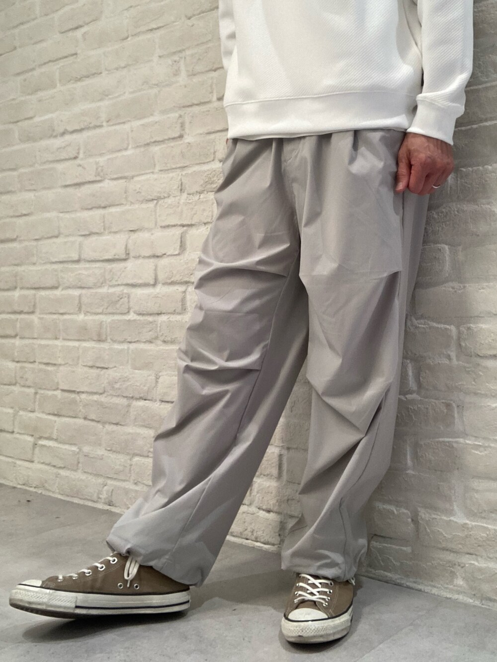 グリーン系のシャツ/ブラウス、ホワイト系のTシャツ/カットソー、グレー系のその他パンツを着用したメンズの春コーディネートの6枚目の写真