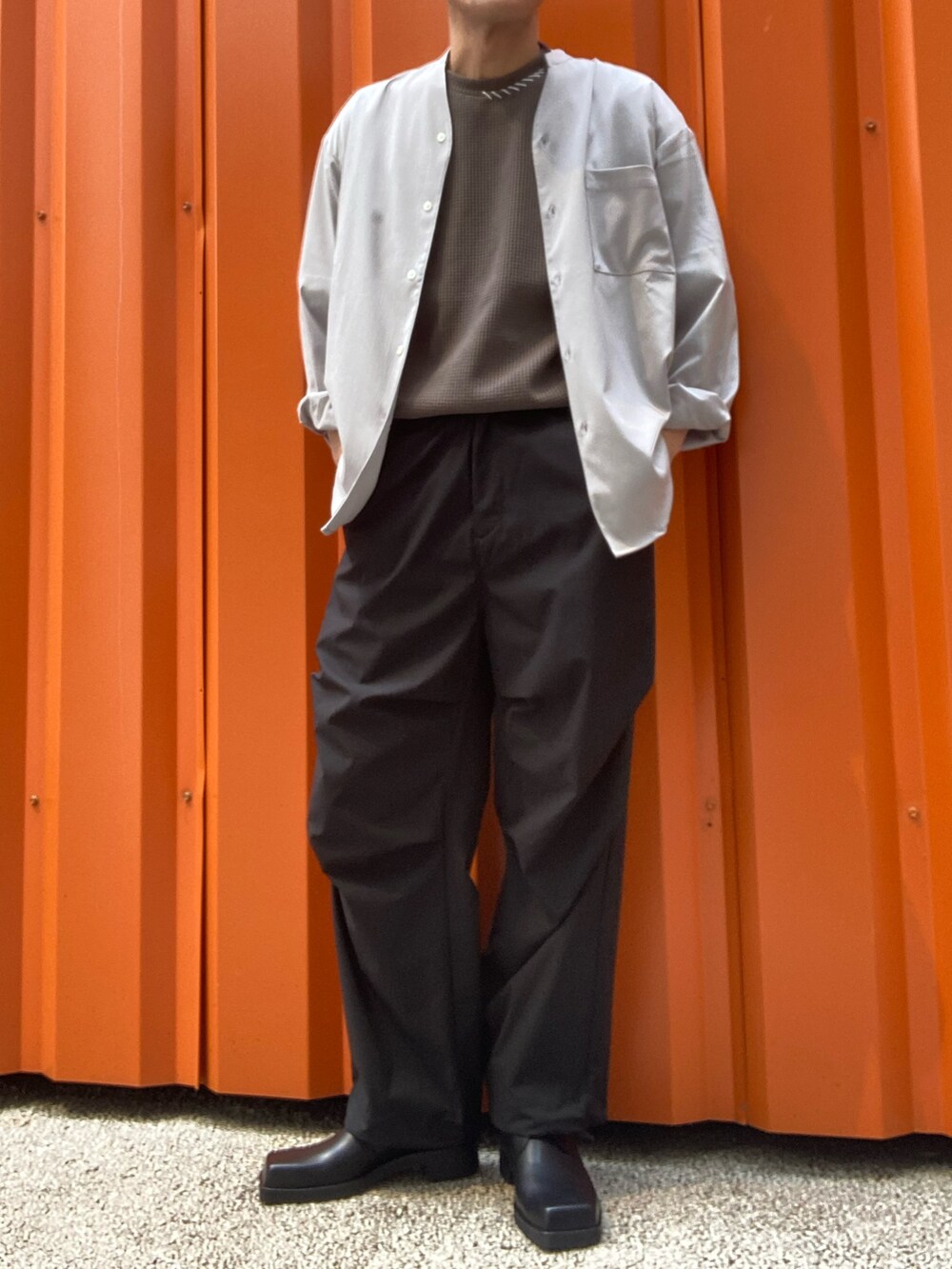 ベージュ系のシャツ/ブラウス、ベージュ系のTシャツ/カットソー、ブラック系のその他パンツを着用したメンズの春コーディネートの2枚目の写真