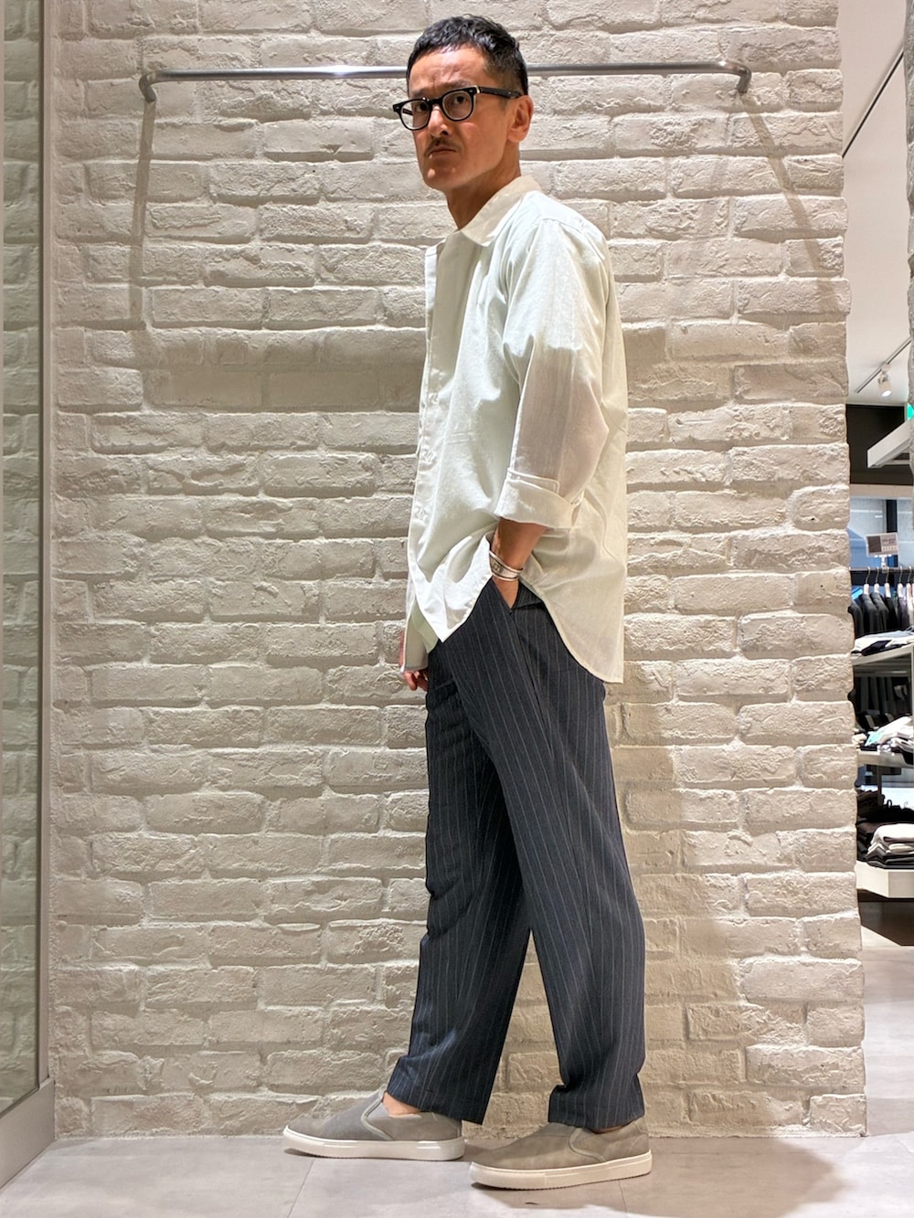 ホワイト系のシャツ/ブラウス、イエロー系のTシャツ/カットソー、ブルー系のその他パンツを着用したメンズの夏コーディネートの2枚目の写真