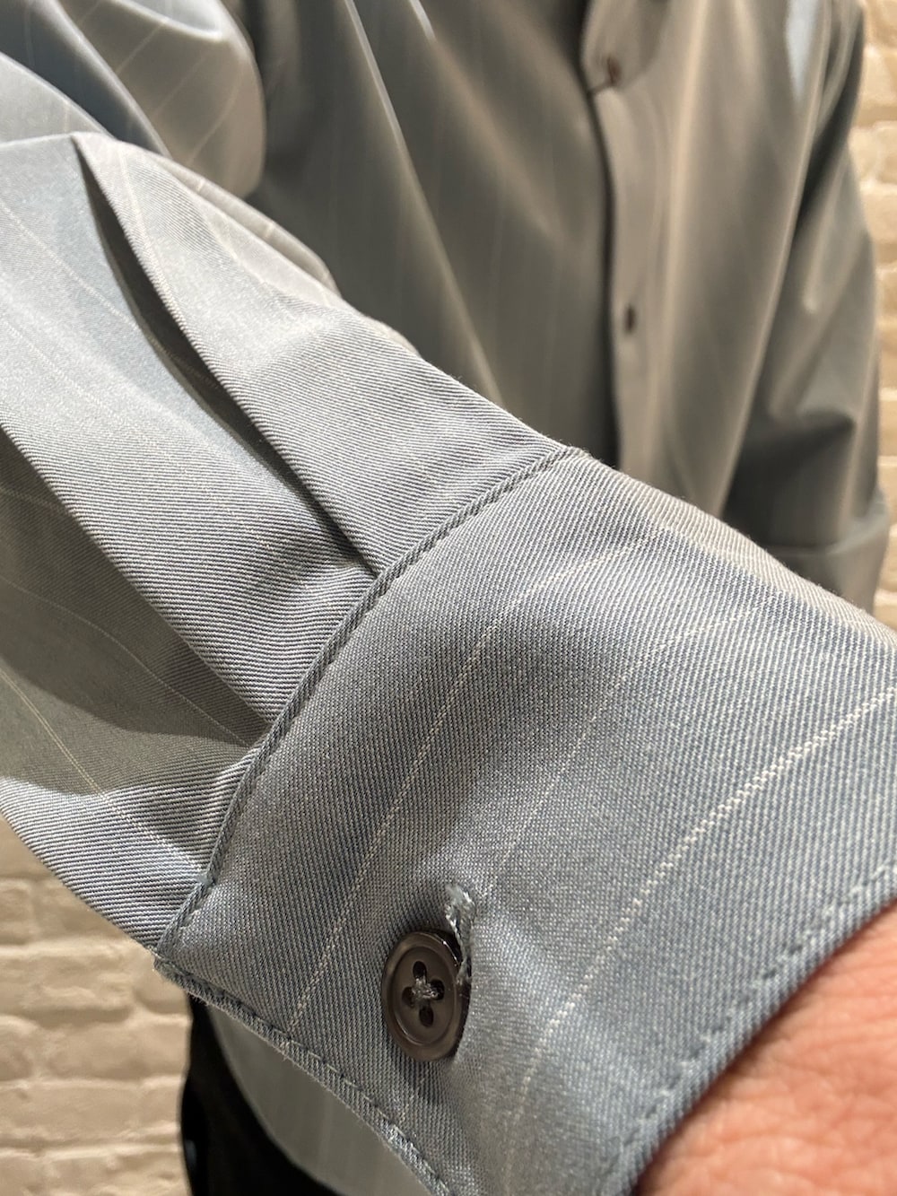 グリーン系のシャツ/ブラウスを着用したメンズの春コーディネートの3枚目の写真