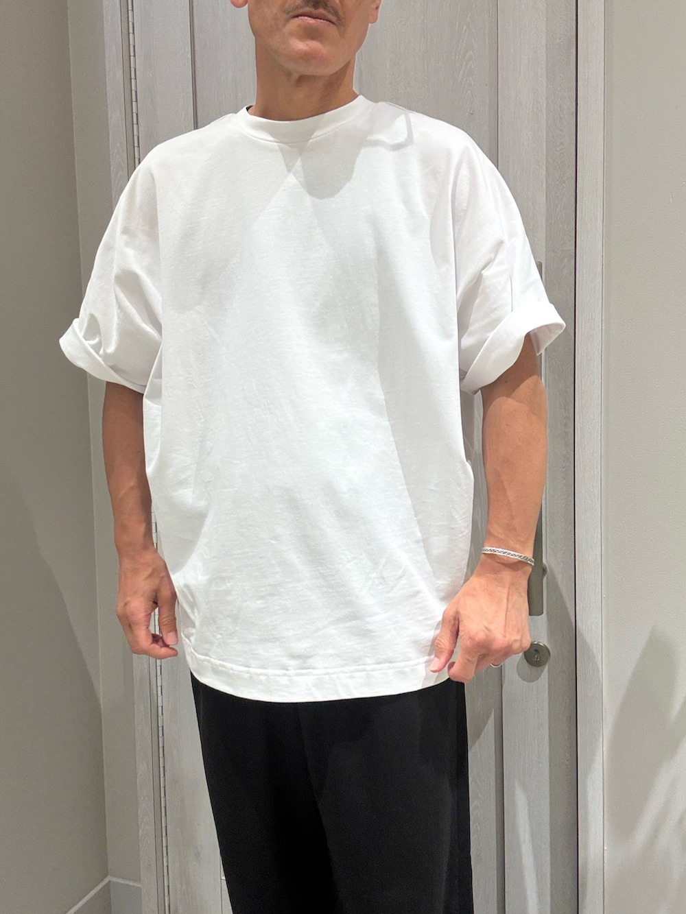 ブルー系のバックパック/リュック、ホワイト系のTシャツ/カットソー、ブラック系のその他パンツを着用したメンズの夏コーディネートの4枚目の写真