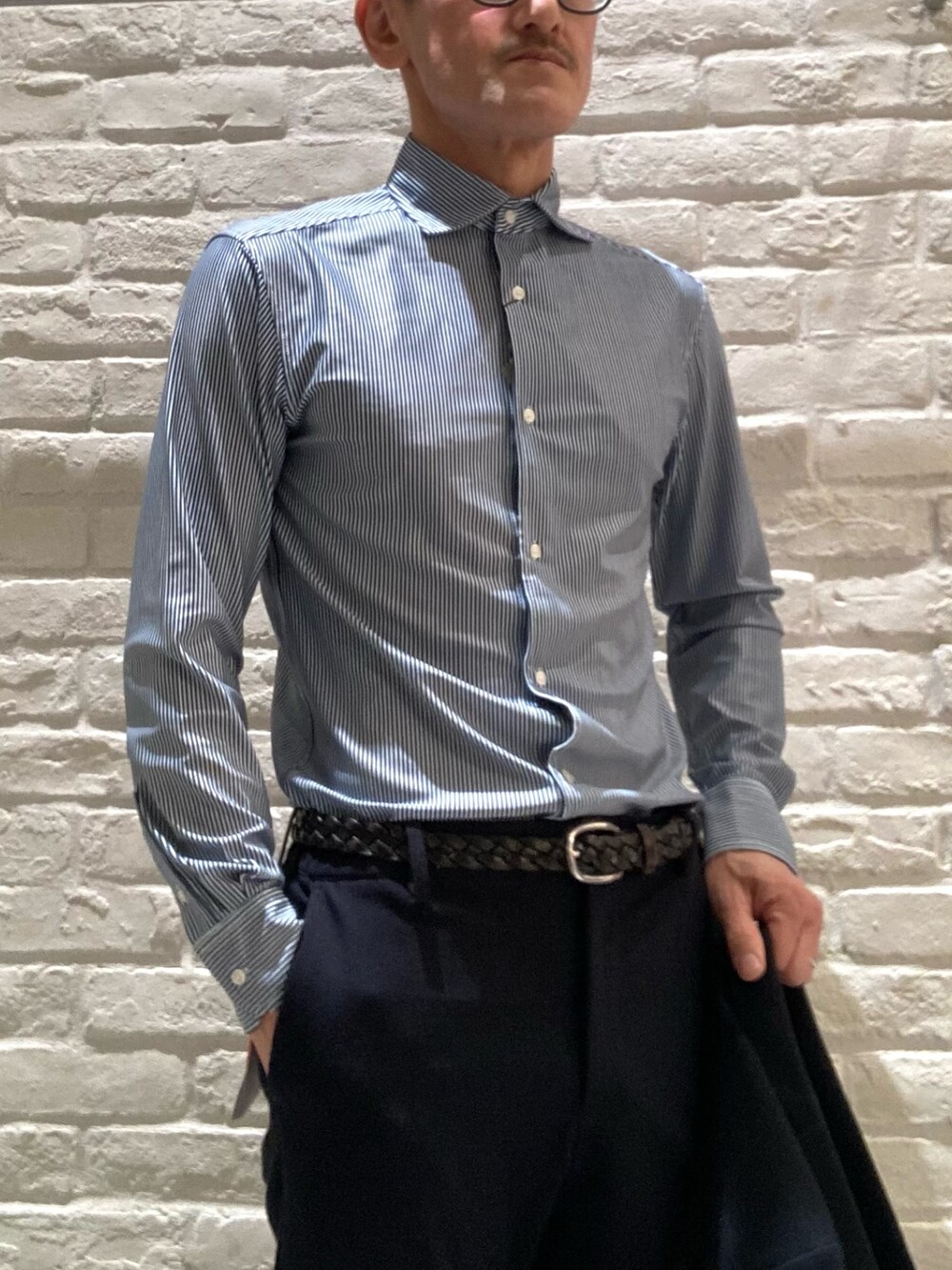 ブルー系のセットアップ、ブルー系のテーラードジャケット、ブルー系のシャツ/ブラウスを着用したメンズの冬コーディネートの4枚目の写真