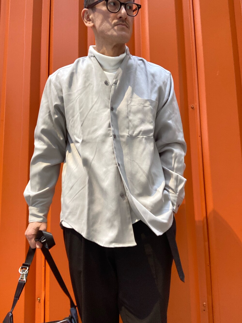 ベージュ系のシャツ/ブラウス、ホワイト系のTシャツ/カットソーを着用したメンズの春コーディネートの3枚目の写真