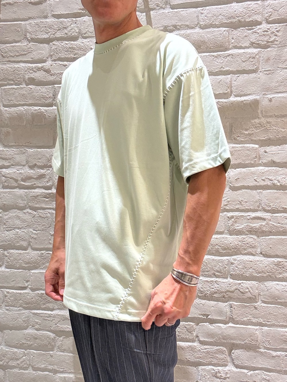 ホワイト系のシャツ/ブラウス、イエロー系のTシャツ/カットソー、ブルー系のその他パンツを着用したメンズの夏コーディネートの4枚目の写真