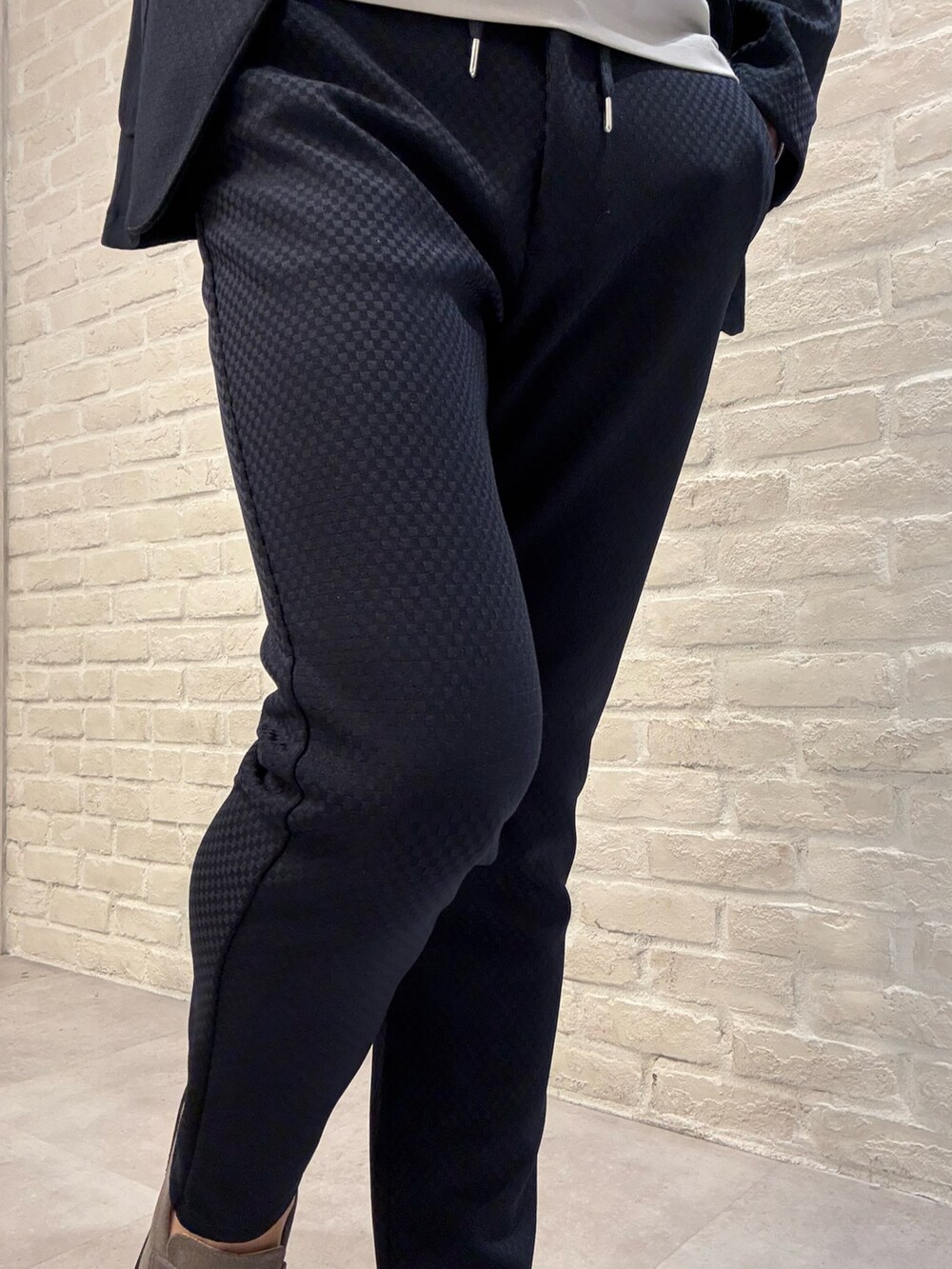 ブルー系のテーラードジャケット、ベージュ系のTシャツ/カットソー、ブルー系のその他パンツを着用したメンズの秋コーディネートの5枚目の写真