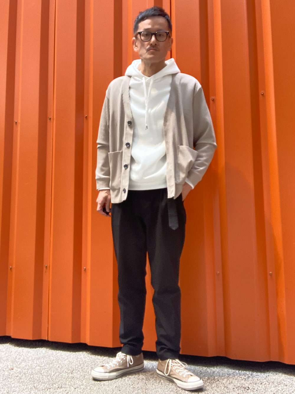 ベージュ系のカーディガン/ボレロ、ホワイト系のパーカーを着用したメンズの春コーディネートの2枚目の写真