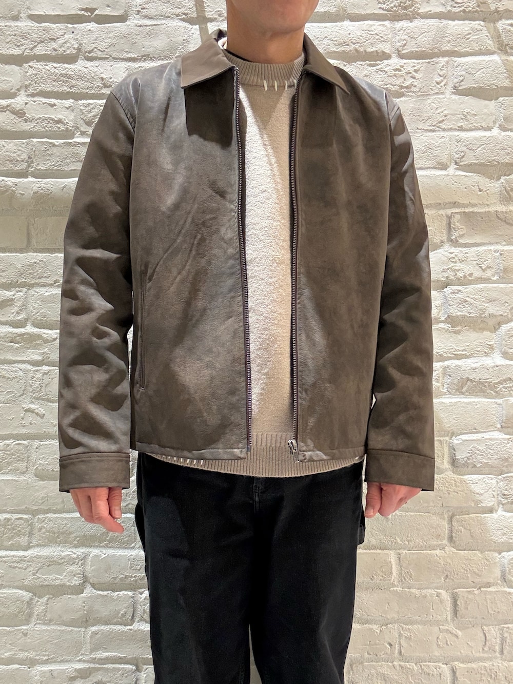 ブラウン系のブルゾン、ベージュ系のニット/セーターを着用したメンズの冬コーディネートの2枚目の写真