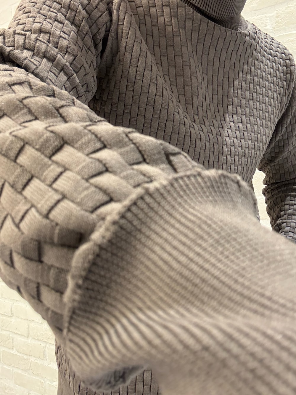 ブルー系のスラックス、ブルー系のテーラードジャケット、ブラウン系のニット/セーターを着用したメンズの冬コーディネートの5枚目の写真