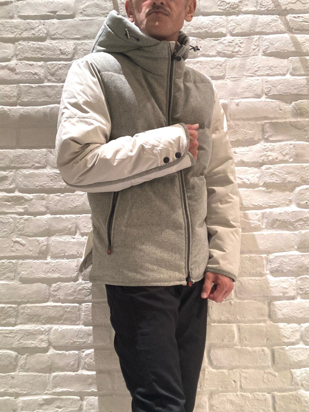 ベージュ系のダウンジャケット/コート、ブラウン系のTシャツ/カットソー、ブラック系のその他パンツを着用したメンズの秋コーディネートの4枚目の写真
