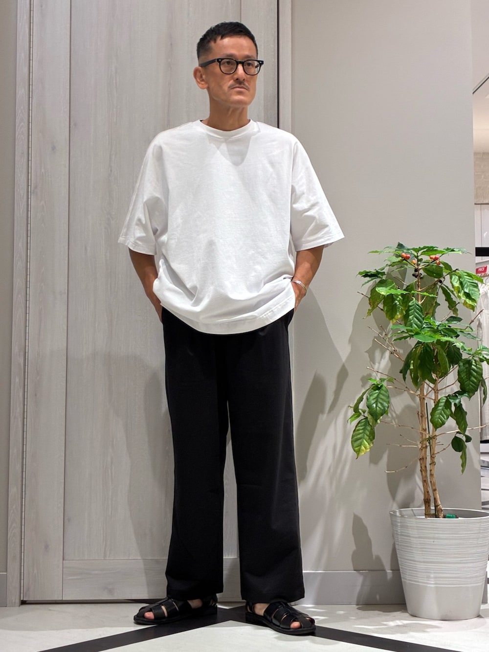 ブルー系のバックパック/リュック、ホワイト系のTシャツ/カットソー、ブラック系のその他パンツを着用したメンズの夏コーディネートの8枚目の写真