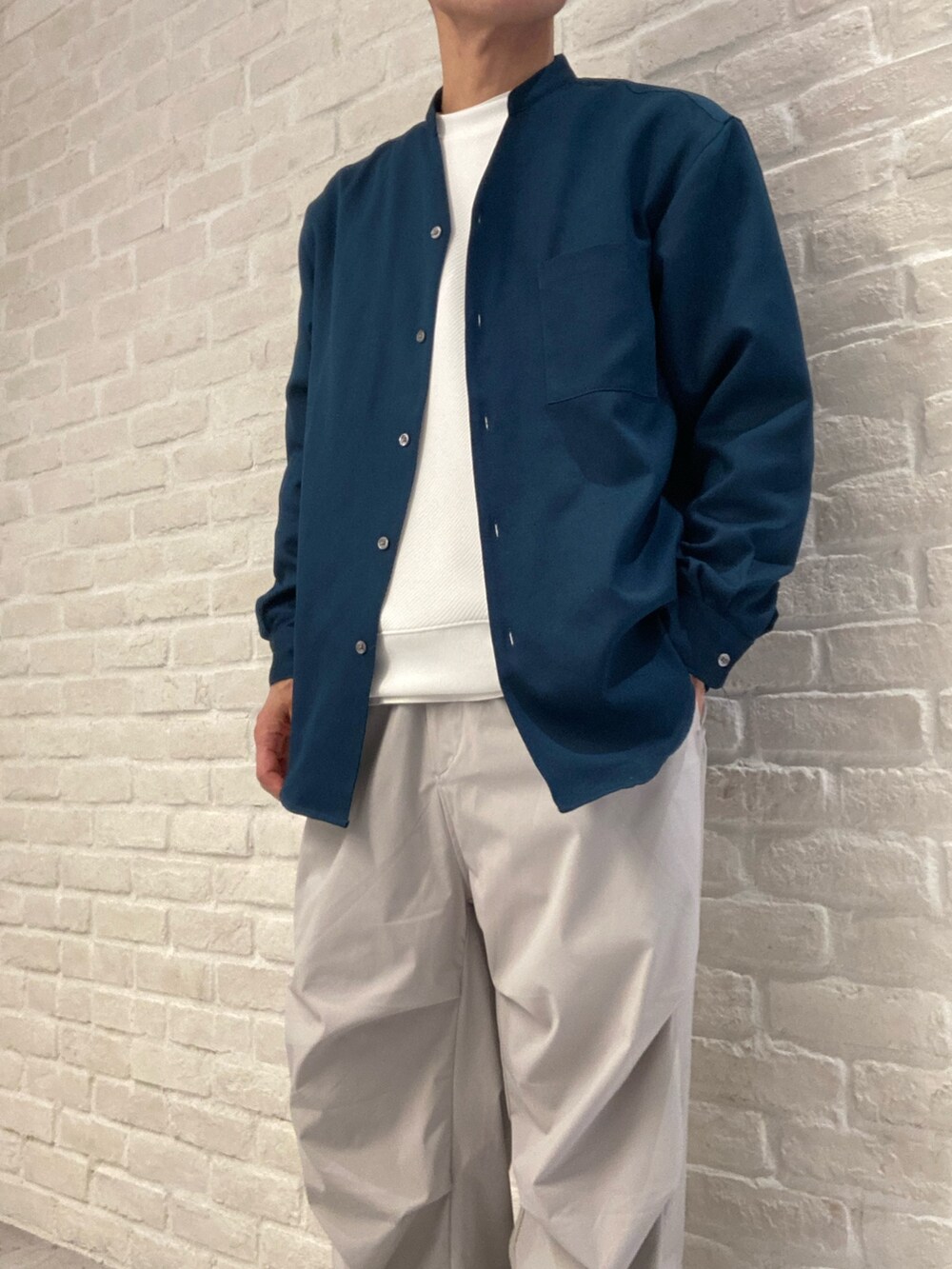 グリーン系のシャツ/ブラウス、ホワイト系のTシャツ/カットソー、グレー系のその他パンツを着用したメンズの春コーディネートの3枚目の写真