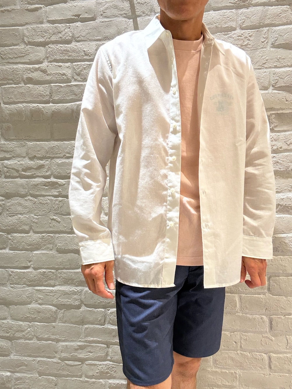 ホワイト系のシャツ/ブラウス、ピンク系のTシャツ/カットソー、ブルー系のその他パンツを着用したメンズの夏コーディネートの2枚目の写真