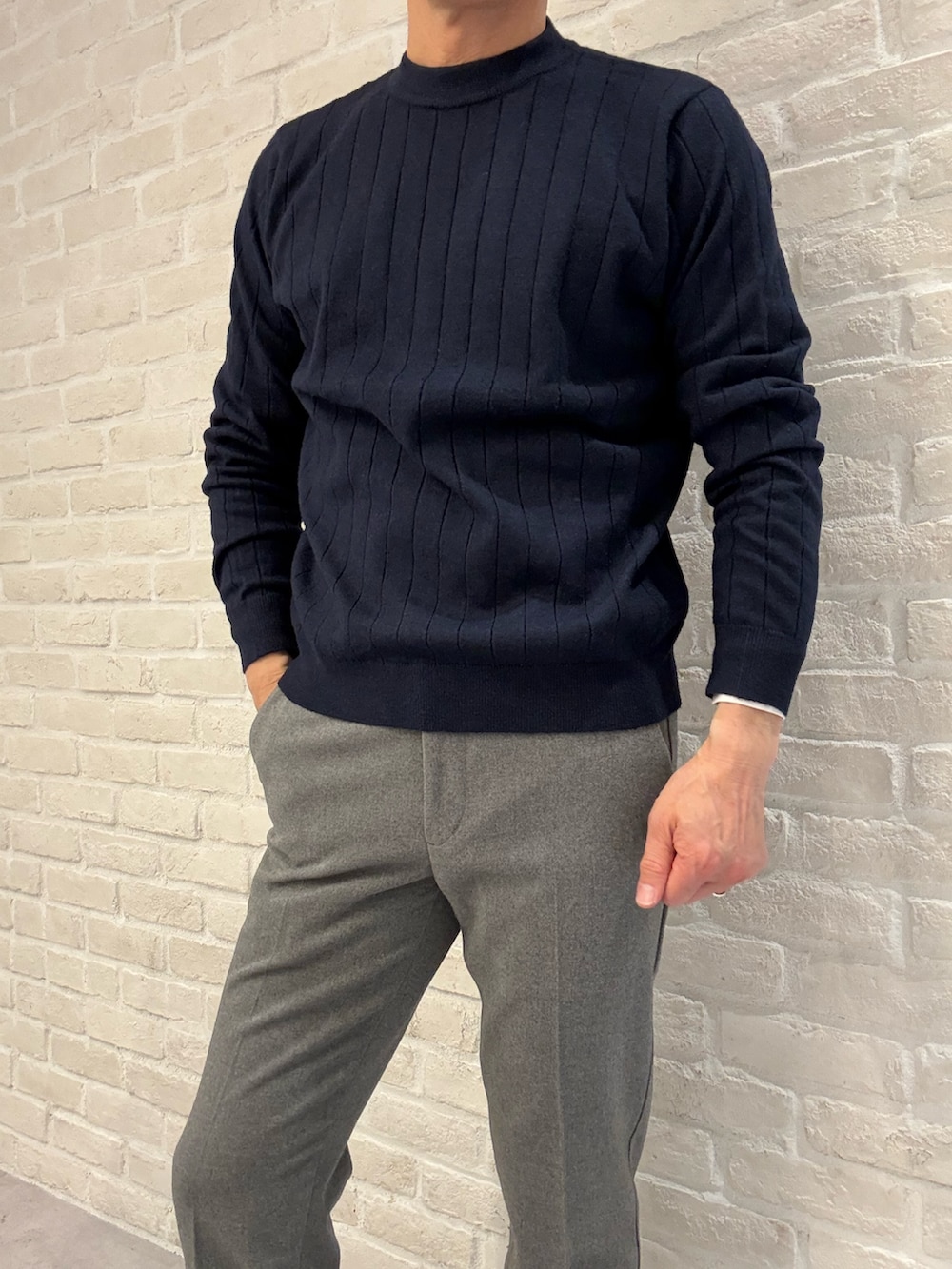 グレー系のセットアップ、グレー系のテーラードジャケット、グレー系のスラックスを着用したメンズの冬コーディネートの3枚目の写真