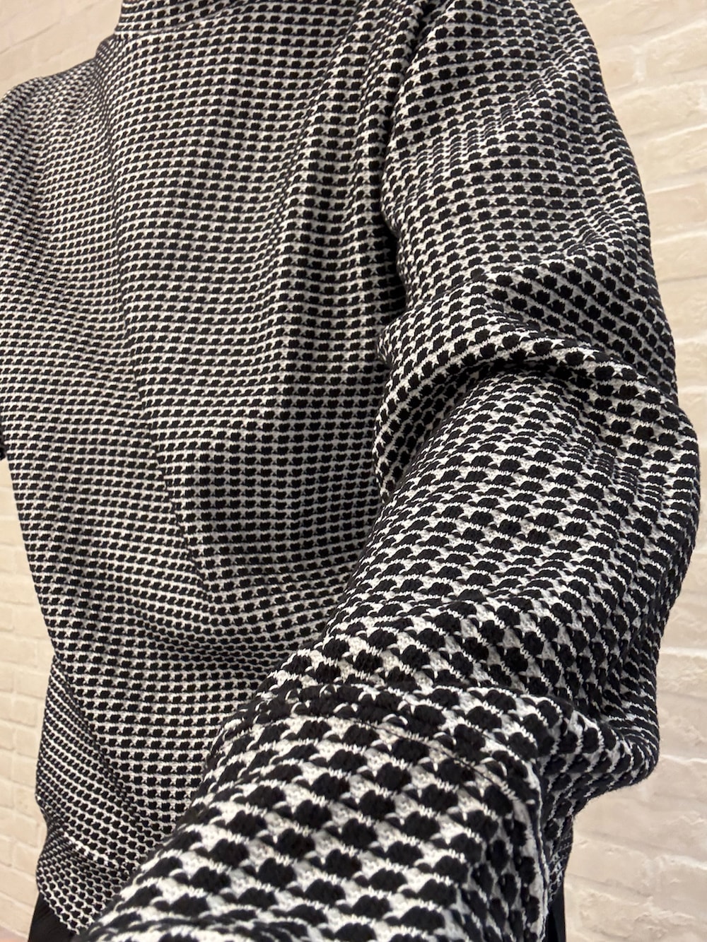 ブラック系のTシャツ/カットソー、グレー系のダウンジャケット/コート、ブラック系のその他パンツを着用したメンズの冬コーディネートの5枚目の写真