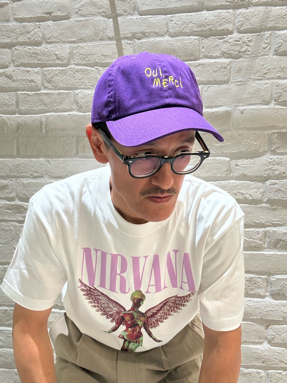 ホワイト系のTシャツ/カットソー、ベージュ系のその他パンツ、ブルー系のショルダーバッグを着用したメンズの夏コーディネートの4枚目の写真