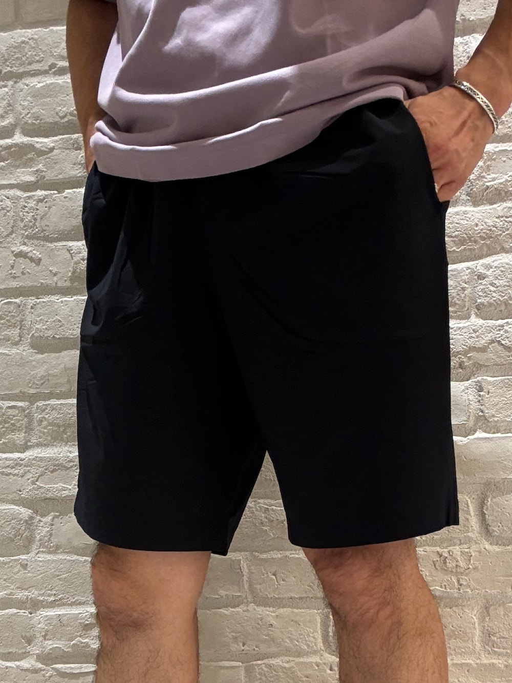 ブルー系のシャツ/ブラウス、パープル系のTシャツ/カットソー、ブルー系のその他パンツを着用したメンズの夏コーディネートの5枚目の写真