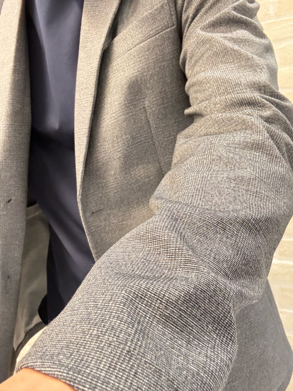 ブルー系のTシャツ/カットソー、その他のテーラードジャケット、その他のセットアップを着用したメンズの春コーディネートの3枚目の写真