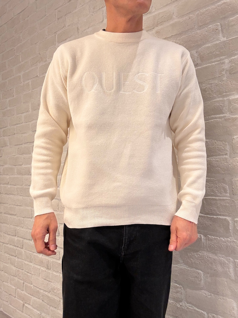 ブラウン系のブルゾン、ホワイト系のニット/セーターを着用したメンズの冬コーディネートの4枚目の写真