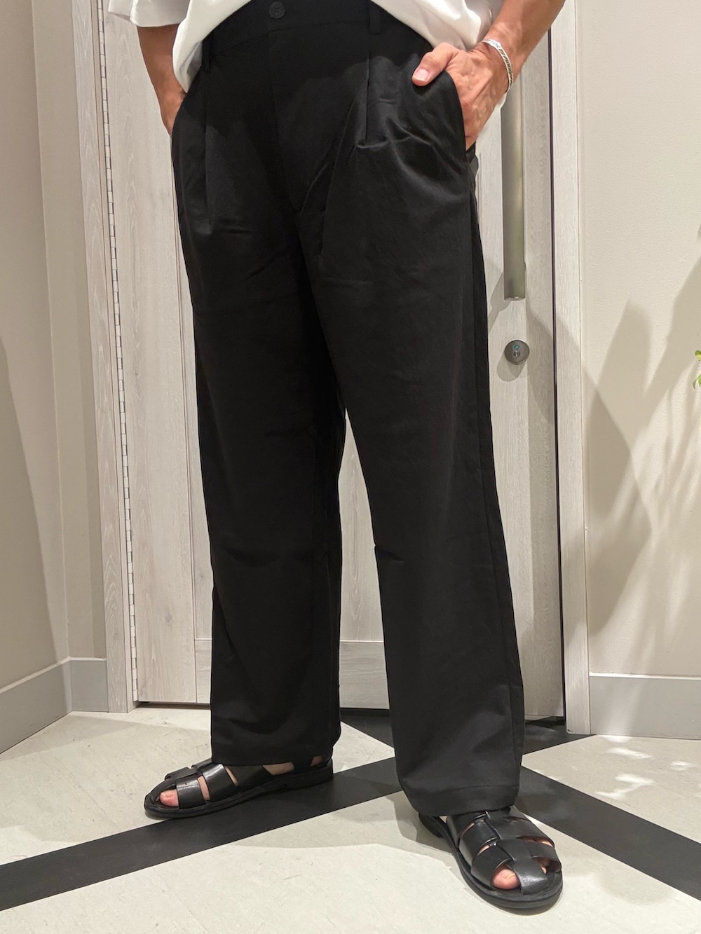 ブルー系のバックパック/リュック、ホワイト系のTシャツ/カットソー、ブラック系のその他パンツを着用したメンズの夏コーディネートの7枚目の写真