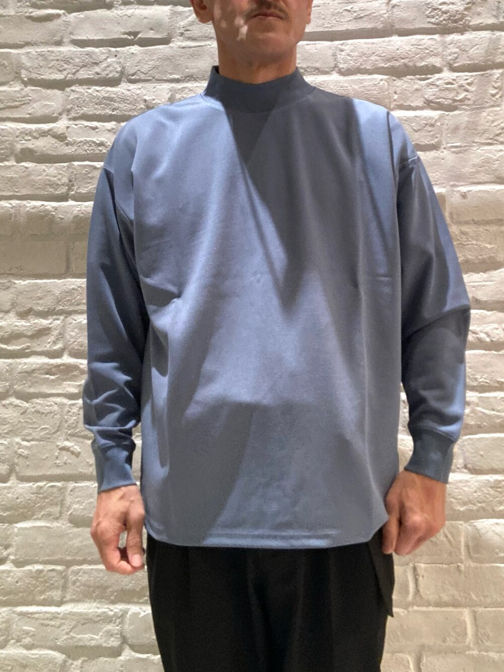 ブラック系のブルゾン、ブルー系のTシャツ/カットソーを着用したメンズの冬コーディネートの4枚目の写真