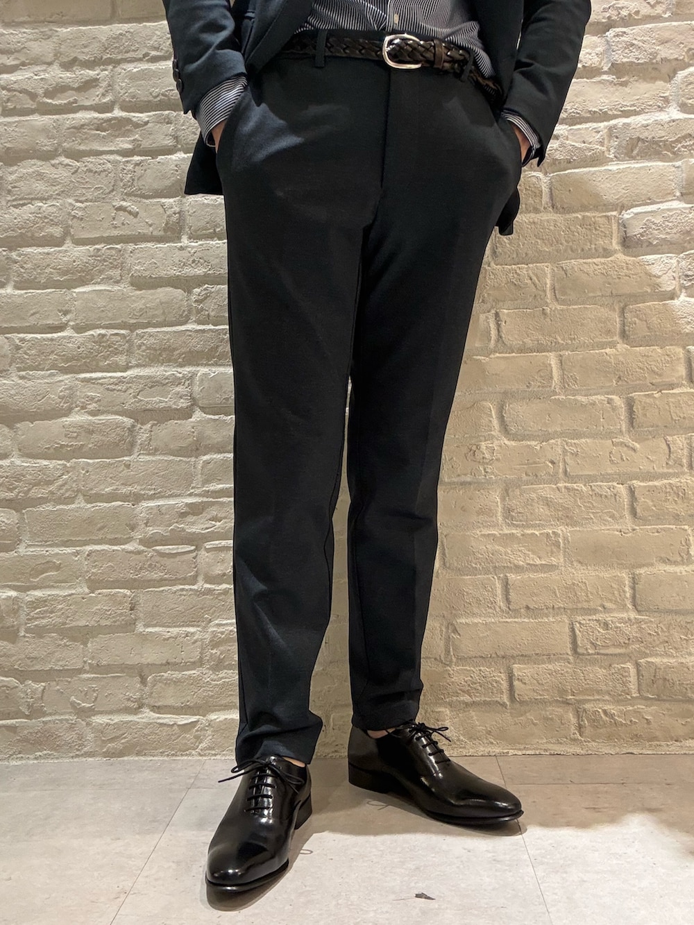 グレー系のステンカラーコート、ブルー系のテーラードジャケット、ブルー系のシャツ/ブラウスを着用したメンズの冬コーディネートの5枚目の写真