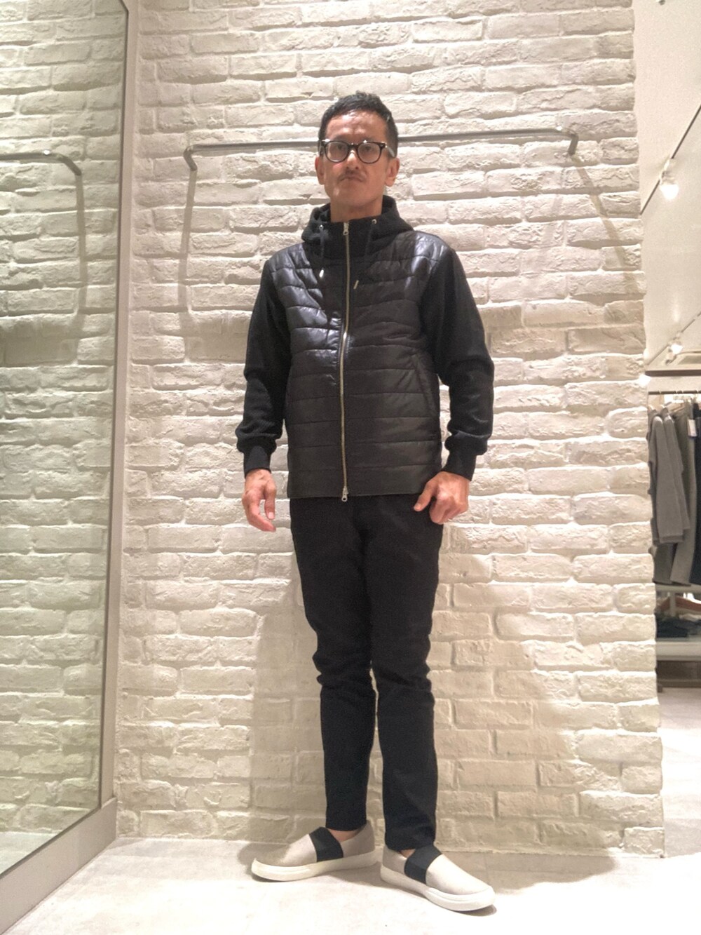 ブラック系のブルゾン、ブラウン系のTシャツ/カットソー、ブラック系のその他パンツを着用したメンズの秋コーディネートの2枚目の写真