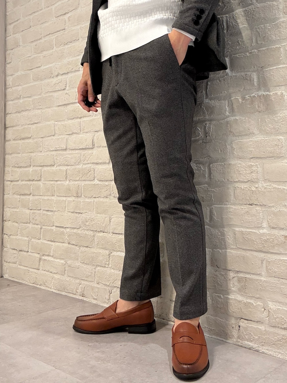 ブラック系のスラックス、ブラック系のセットアップ、ブラック系のテーラードジャケットを着用したメンズの冬コーディネートの4枚目の写真