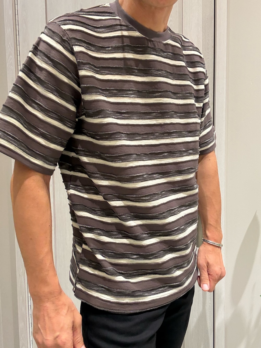 ブラウン系のシャツ/ブラウス、グレー系のTシャツ/カットソー、ブラック系のその他パンツを着用したメンズの夏コーディネートの3枚目の写真