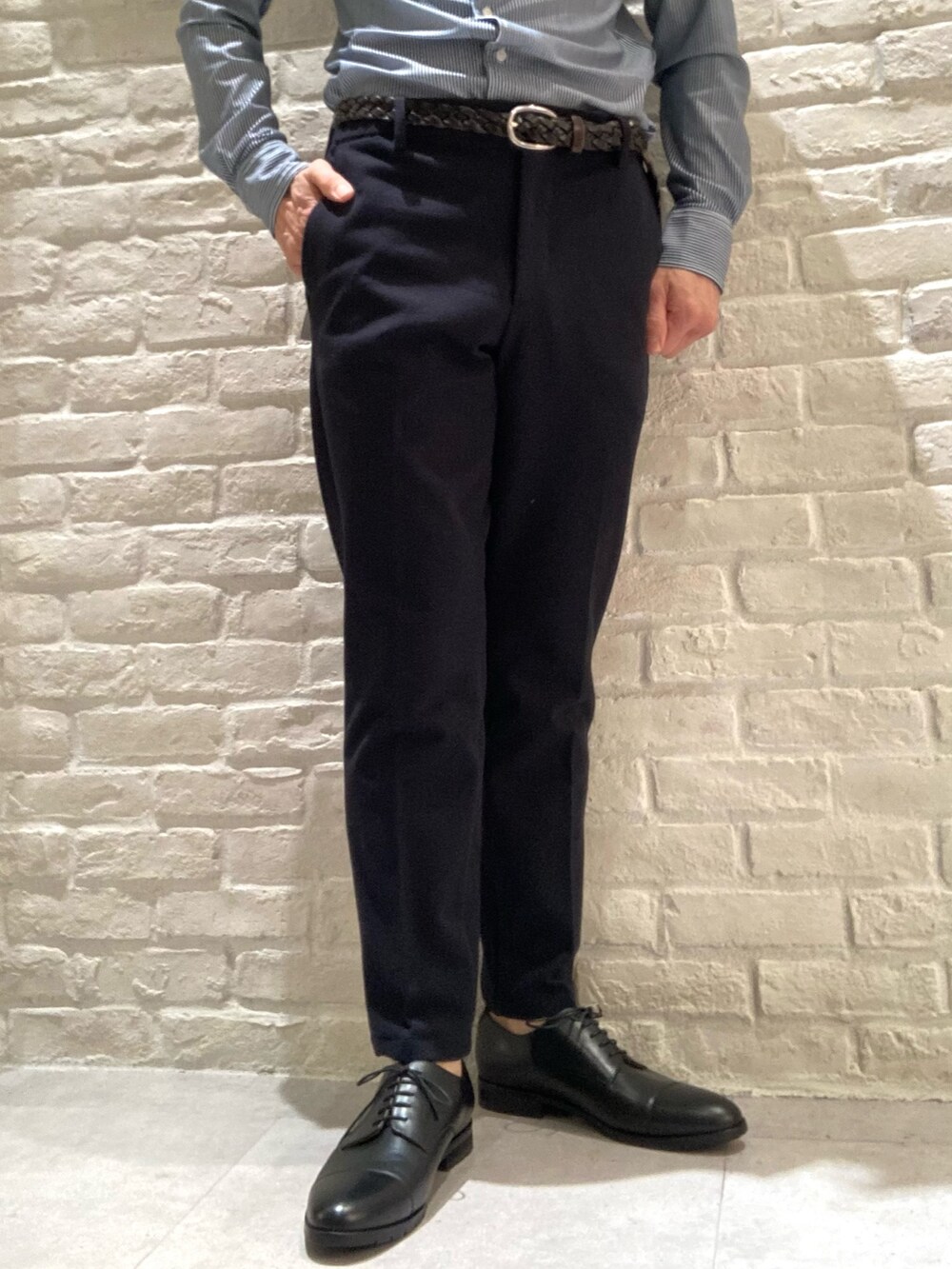 ブルー系のセットアップ、ブルー系のテーラードジャケット、ブルー系のシャツ/ブラウスを着用したメンズの冬コーディネートの5枚目の写真