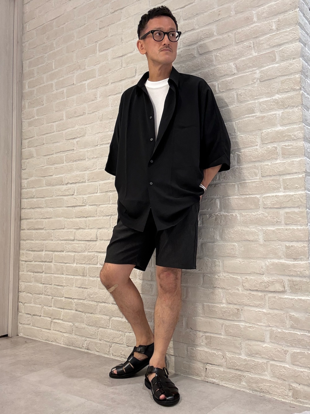 ブラック系のシャツ/ブラウス、ブラック系のその他パンツ、ホワイト系のTシャツ/カットソーを着用したメンズの夏コーディネートの2枚目の写真