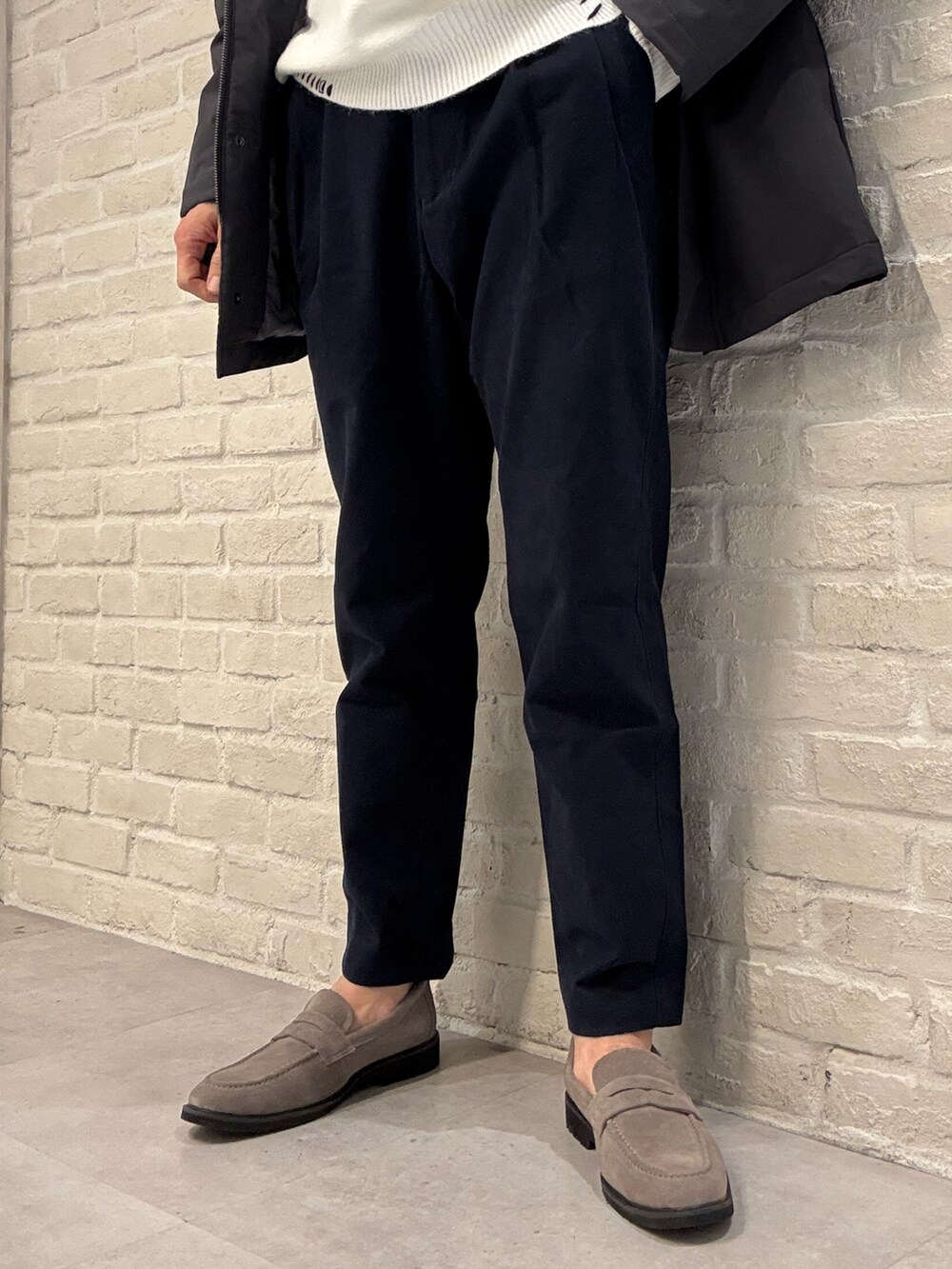 ブルー系のその他パンツ、ホワイト系のニット/セーター、ブルー系のブルゾンを着用したメンズの冬コーディネートの5枚目の写真