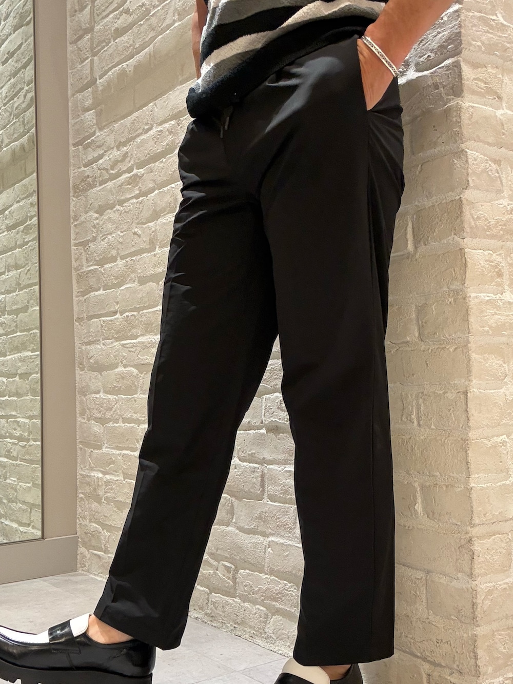 ブラック系のセットアップ、ブラック系のスラックス、ブラック系のTシャツ/カットソーを着用したメンズの夏コーディネートの4枚目の写真