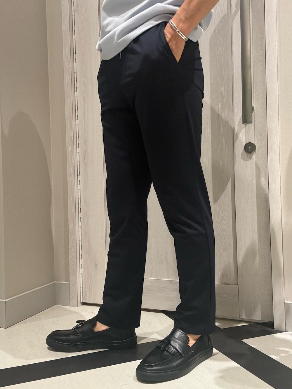 ブルー系のセットアップ、ブルー系のテーラードジャケット、ブルー系のTシャツ/カットソーを着用したメンズの夏コーディネートの3枚目の写真