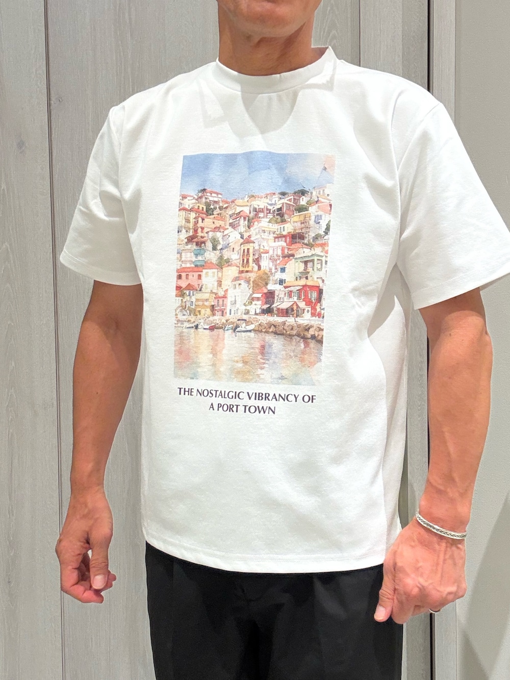グリーン系のシャツ/ブラウス、その他のTシャツ/カットソー、ブルー系のスラックスを着用したメンズの夏コーディネートの3枚目の写真