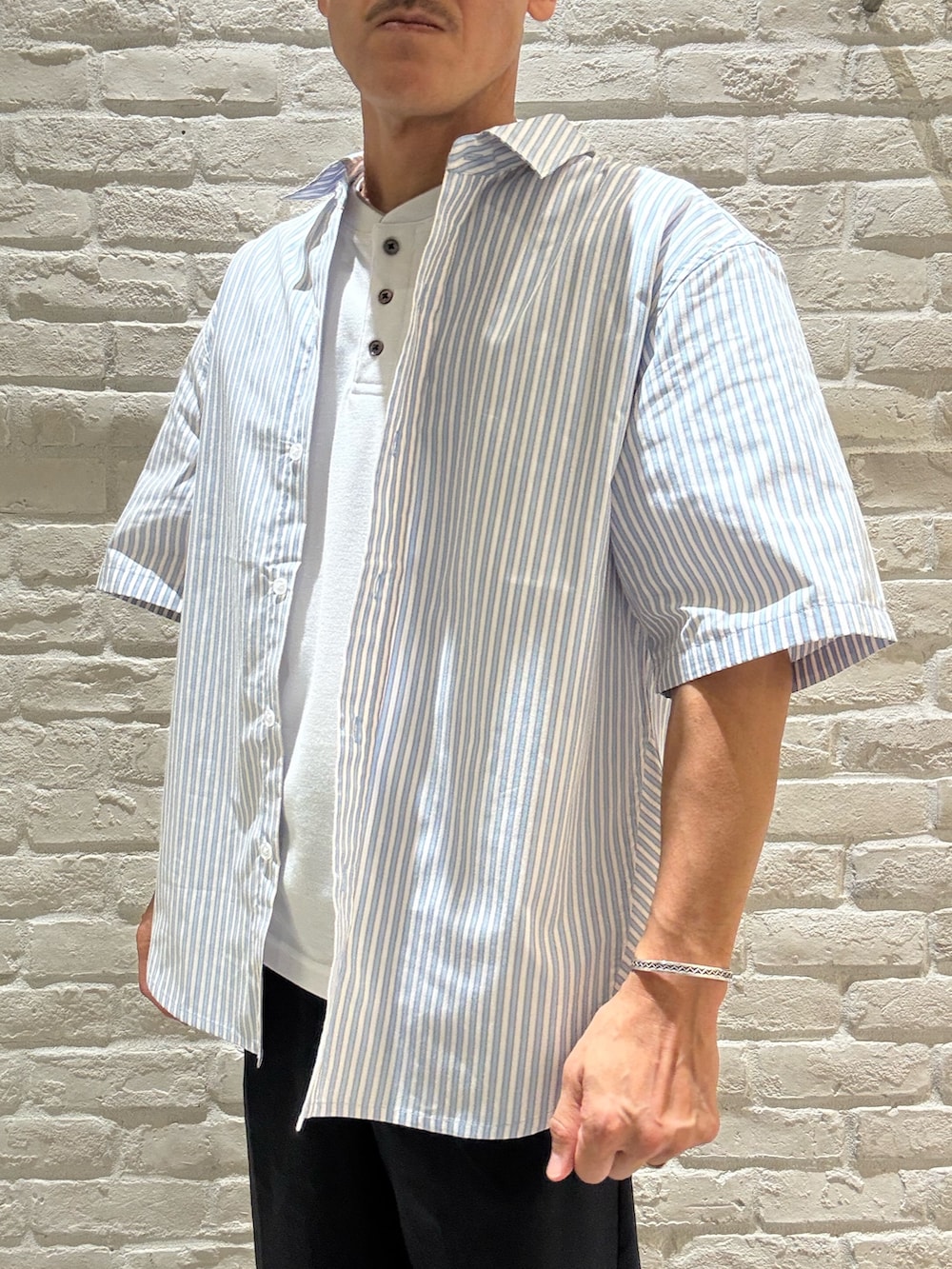ブルー系のシャツ/ブラウス、ホワイト系のTシャツ/カットソー、ブルー系のスラックスを着用したメンズの夏コーディネートの3枚目の写真