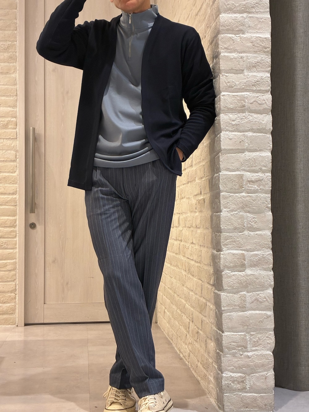 ブルー系のカーディガン/ボレロ、ブルー系のTシャツ/カットソー、ブルー系のその他パンツを着用したメンズの春コーディネートの2枚目の写真