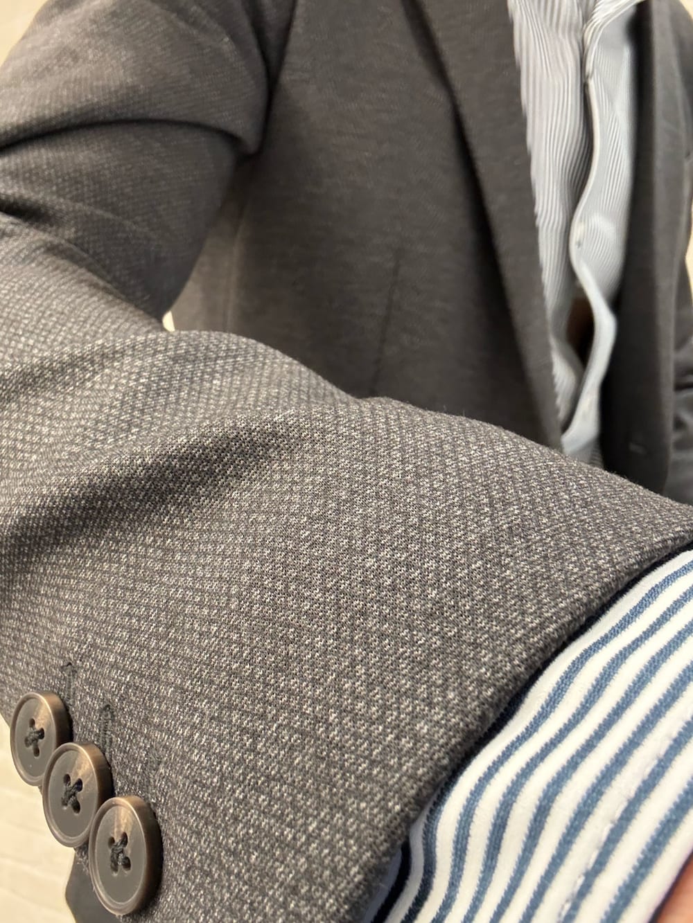 グレー系のテーラードジャケット、グレー系のスラックス、ブルー系のシャツ/ブラウスを着用したメンズの春コーディネートの4枚目の写真