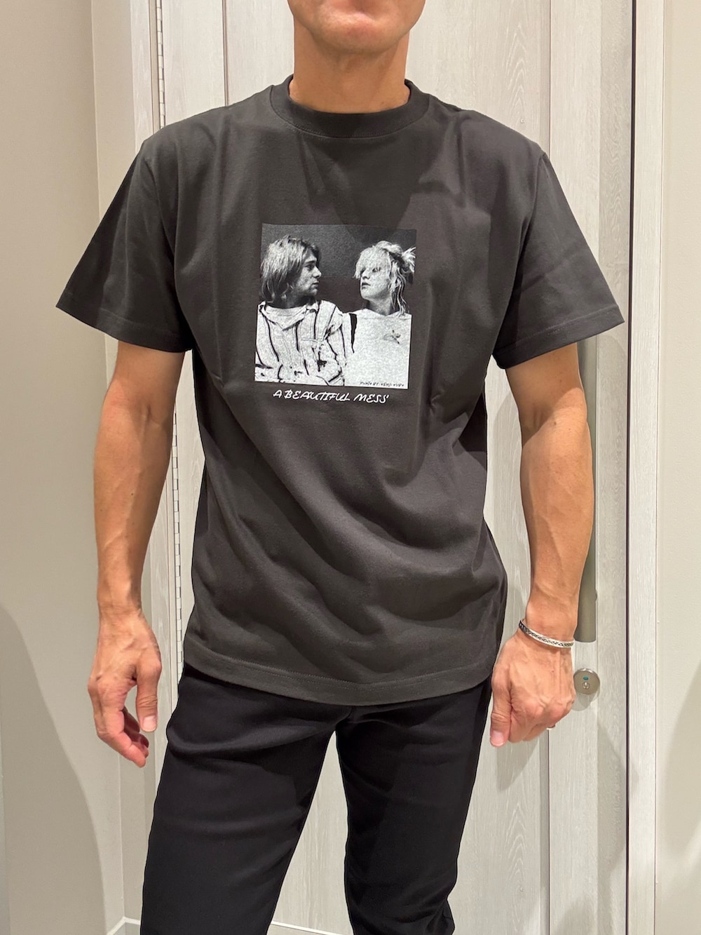 ブラック系のカーディガン/ボレロ、ブラック系のTシャツ/カットソー、ブラック系のその他パンツを着用したメンズの夏コーディネートの3枚目の写真