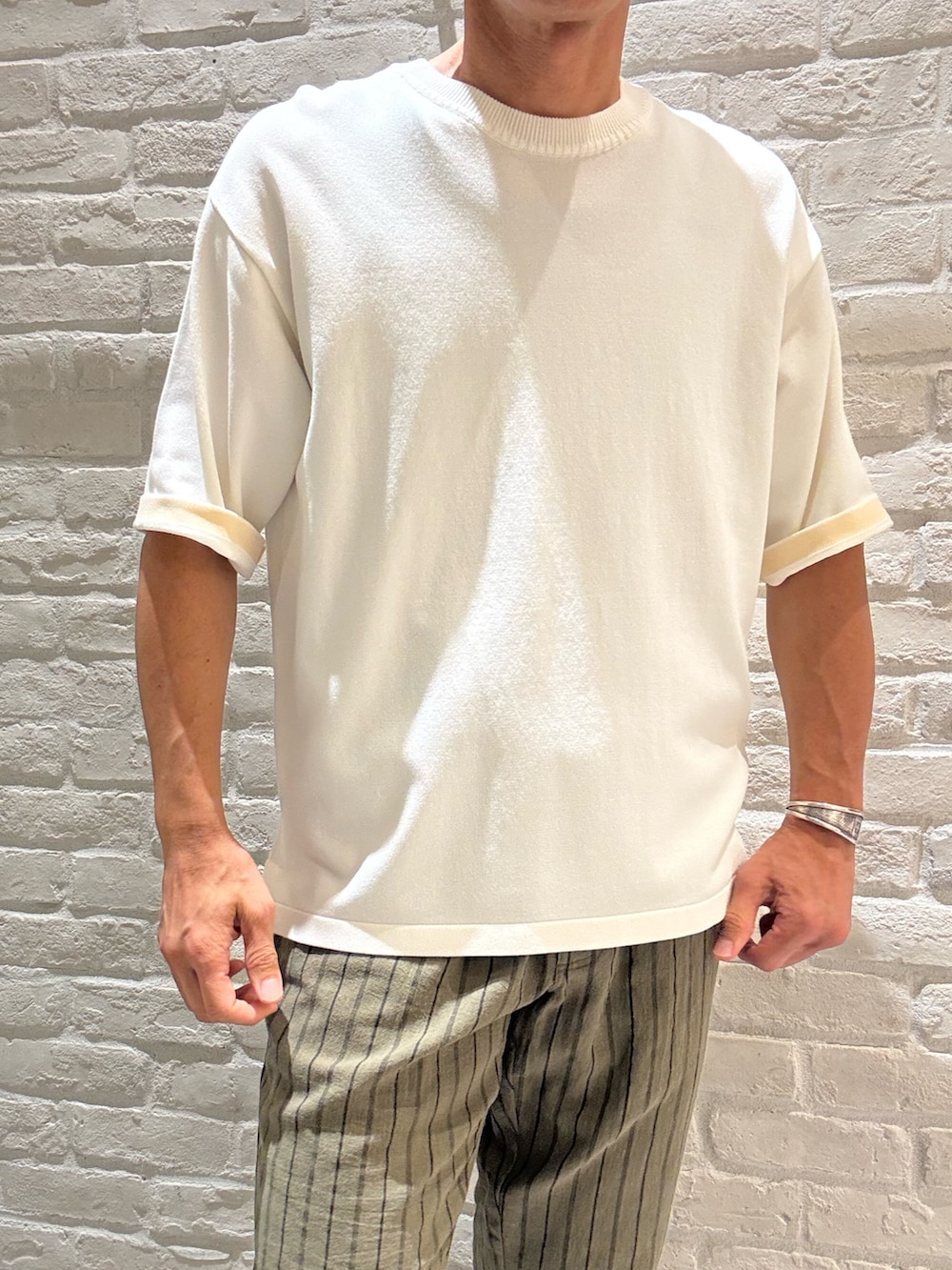 ホワイト系のTシャツ/カットソー、グリーン系のその他パンツ、ブラック系のタンクトップを着用したメンズの夏コーディネートの2枚目の写真