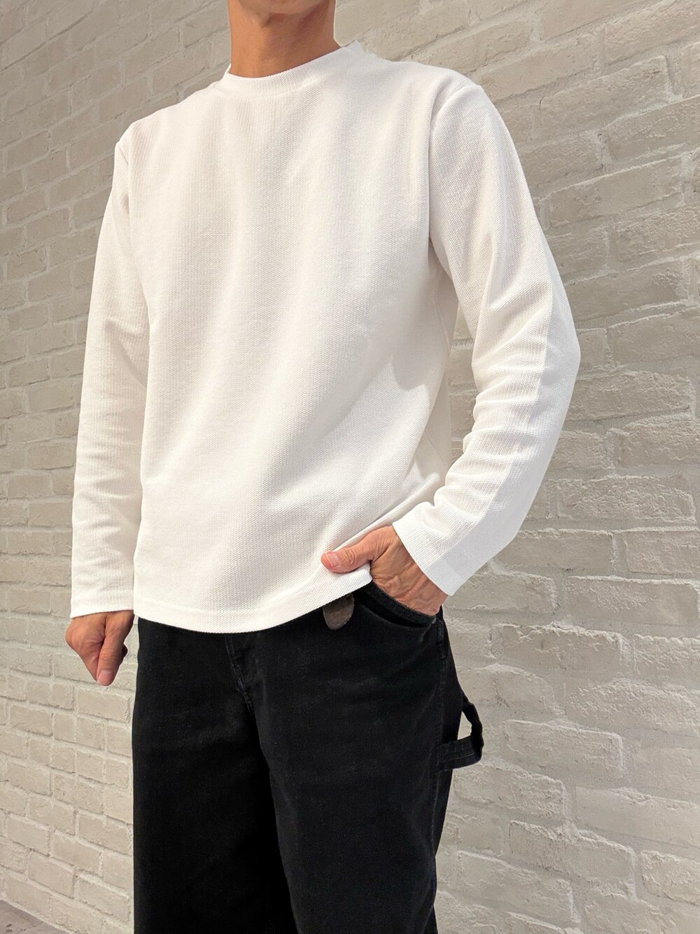ブラウン系のシャツ/ブラウス、ホワイト系のTシャツ/カットソーを着用したメンズの秋コーディネートの3枚目の写真