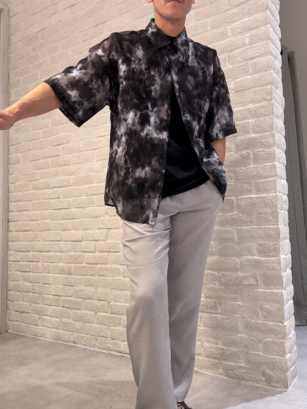 ブラック系のTシャツ/カットソー、ブラック系のシャツ/ブラウス、ベージュ系のその他パンツを着用したメンズの夏コーディネートの2枚目の写真