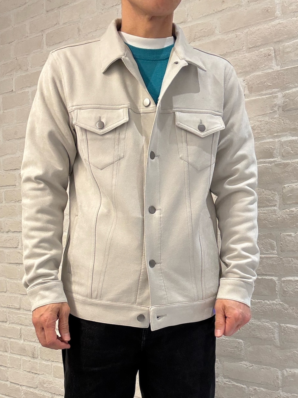 ベージュ系のブルゾン、グリーン系のニット/セーターを着用したメンズの春コーディネートの3枚目の写真