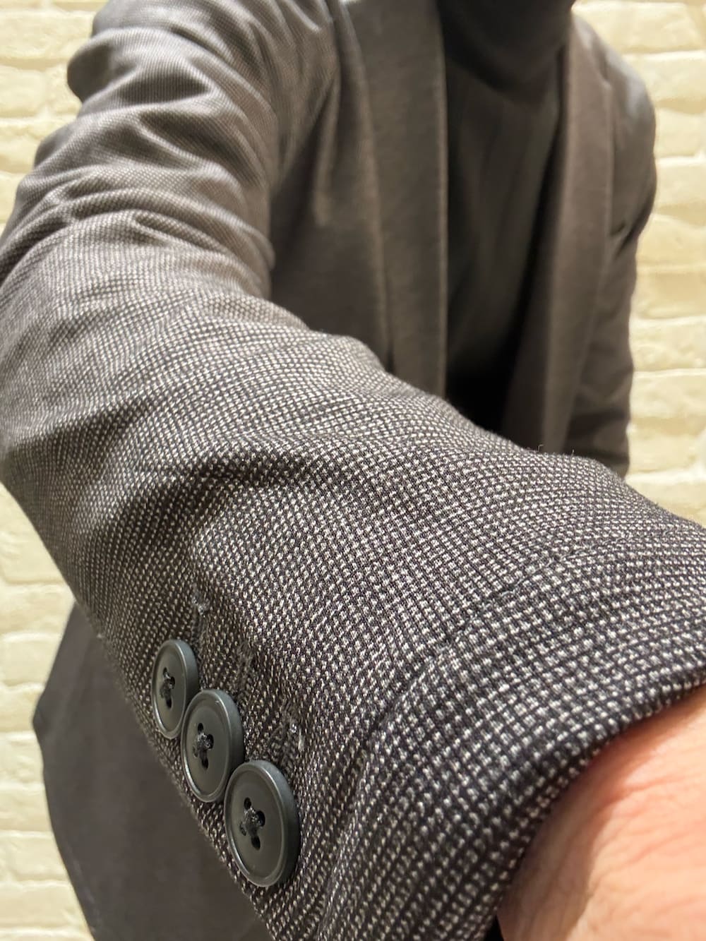 グレー系のスラックス、グレー系のセットアップ、グレー系のテーラードジャケットを着用したメンズの秋コーディネートの4枚目の写真