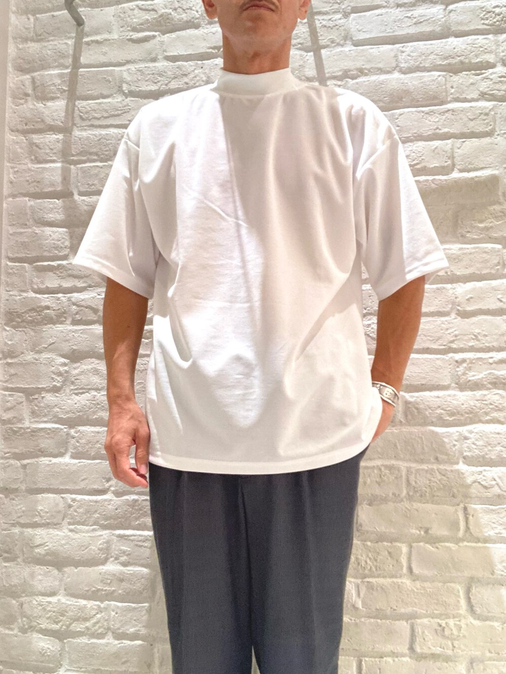 ブラック系のシャツ/ブラウス、ホワイト系のTシャツ/カットソー、グレー系のスラックスを着用したメンズの秋コーディネートの3枚目の写真